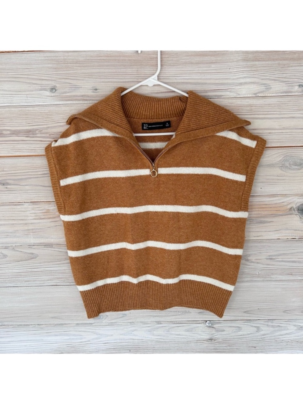 LIKE NEW NY&CO Striped Knit Zip-Collar Sweater Vest in Tan & White Size Small